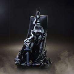 Directamente desde la portada del número 400 del Aniversario de Batman, llega una de las representaciones más singulares del Caballero Oscuro en la línea de Estatuas Batman Black & White.