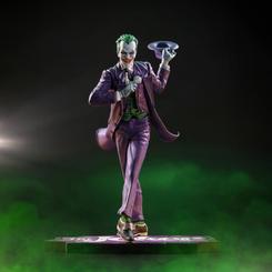 ¡Da la bienvenida a la esencia del caos con la estatua DC Direct Resin 1/10 The Joker: Purple Craze - The Joker por Alex Ross de 19 cm! Esta representación icónica y definitoria de The Joker, creada por el legendario artista Alex Ross