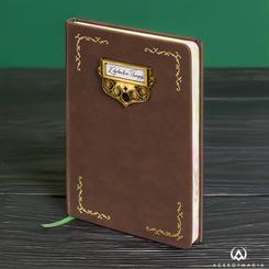 ¡Lleva un pedacito del mágico mundo de Oz a tu vida cotidiana con el Diario de Elphaba! Inspirado en la icónica bruja de Wicked, este diario de tapa dura con estilo de cuero sintético es el compañero perfecto para tus pensamientos, sueños y aventuras.
