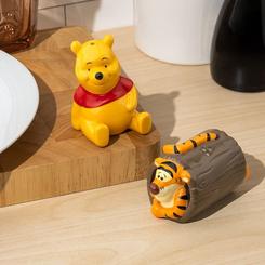 En una mesa bien cuidada, los pequeños detalles también cuentan una historia. Este salero y pimentero Winnie y Tigger aporta color, nostalgia y un toque de animación clásica sin perder su función diaria.