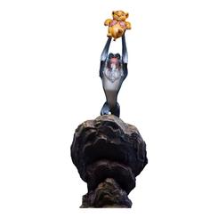 Embárcate en un viaje nostálgico a las majestuosas tierras del reino animal con la estatua oficialmente licenciada de Disney "The Lion King" en escala 1/10. Esta cautivadora pieza, con una altura de aproximadamente 20 cm