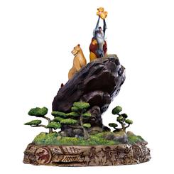 Adéntrate en la majestuosidad de las Tierras del Orgullo con la estatua "Lion King Deluxe - Disney Classics 100 Years - Art Scale 1/10" de Iron Studios. Esta cautivadora pieza