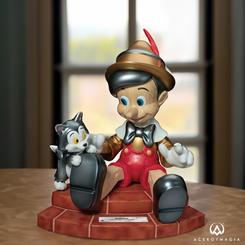Revive la magia de Disney con esta impresionante estatua de Pinocchio. El simpático títere de madera que soñaba con convertirse en un niño de verdad, es una de las películas animadas más queridas y conmovedoras de Disney.