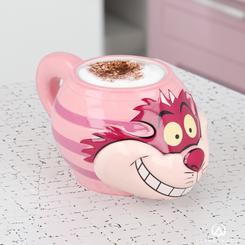 Añade un toque de fantasía a tu rutina diaria con la taza 3D de Alicia en el País de las Maravillas, con el encantador gato Cheshire. Con una capacidad de 500 ml, esta taza de dolomita con licencia oficial de Disney