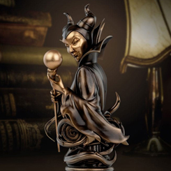 Una de las esculturas más destacadas es la de Maléfica, la villana que aterrorizó al reino con su magia negra. Esta escultura de busto de PVC mide 16 cm de altura y muestra el rostro severo y los cuernos característicos de Maléfica