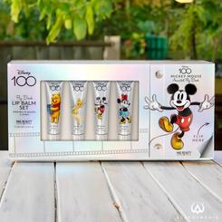 ¡Descubre el encanto mágico de Disney con el Set de Bálsamos Labial Disney 100! Este cautivador set te permitirá cuidar tus labios con la dulzura y el estilo de tus personajes favoritos de Disney.