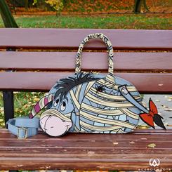 La bandolera Winnie the Pooh Sad Clown Eeyore by Loungefly combina un diseño encantador con la calidad inigualable de una licencia oficial de Disney. Fabricada en cuero PU,