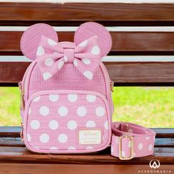 Añade un toque de magia y estilo a tu día con la mochila mini Minnie Straw de Disney by Loungefly. Confeccionada en cuero PU de alta calidad, esta encantadora mochila combina durabilidad con un diseño encantador. 
