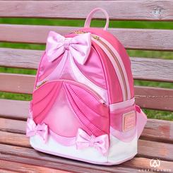 ¡Lleva un toque de magia y elegancia a tus aventuras diarias con el Mini Mochila Disney by Loungefly Pink Bow! Inspirada en el icónico vestido de Cenicienta, esta mochila combina el encanto clásico de Disney