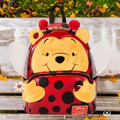 Con la mochila mini Winnie the Pooh Ladybug Cosplay by Loungefly, llevarás la ternura de Disney contigo a todas partes. Esta encantadora mochila, confeccionada en poliéster y cuero PU