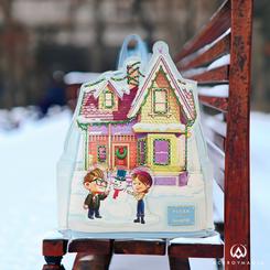 Descubre la magia de la temporada navideña con la mochila Disney by Loungefly Pixar Up House Christmas Lights. Esta mochila de alta calidad te llevará de vuelta al emocionante viaje de Carl Fredricksen en la película Up.