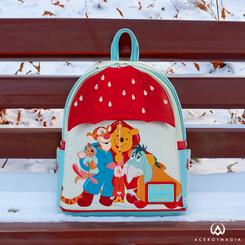 Prepárate para disfrutar de días lluviosos con esta encantadora mochila Disney by Loungefly inspirada en Winnie the Pooh y sus amigos. Capturando la esencia del adorable mundo de Hundred Acre Wood,