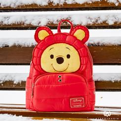 Descubre el encanto del invierno con la cautivadora mochila Winnie The Pooh Puffer Jacket Cosplay de Disney by Loungefly. Inspirada en la icónica chaqueta acolchada de Winnie the Pooh