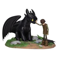 La valentía de Hipo y la cautela de Desdentao se funden en un emotivo diorama D-Stage de 15 cm de Beast Kingdom, que revive el instante en que ambos rompen barreras y forjan una amistad inquebrantable. 