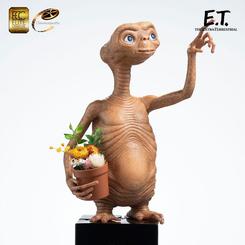 La magia de E.T. El Extraterrestre cobra vida con esta espectacular estatua a escala 1/3, una pieza de colección imprescindible para los amantes del cine clásico. Con unas dimensiones aproximadas de 59 cm de alto,
