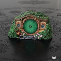 Puerta verde, ladrillo cálido y vegetación que parece salir de la Comarca: este bote de almacenamiento The Shire convierte cualquier estantería en un rincón de Hobbiton con una presencia cuidada y realista. 