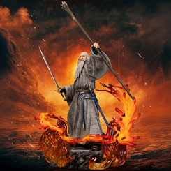 La estatua Gandalf de la serie Master Craft de Beast Kingdom es una obra maestra que captura uno de los momentos más épicos de El Señor de los Anillos. Con una impresionante altura de 58 cm