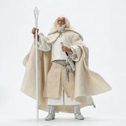 Vestido de blanco y preparado para cambiar el curso de la Tierra Media, Gandalf regresa con una presencia difícil de ignorar. Esta figura Gandalf el Blanco El Señor de los Anillos reproduce al Mago Blanco tras su renacimiento y su decisivo regreso frente 