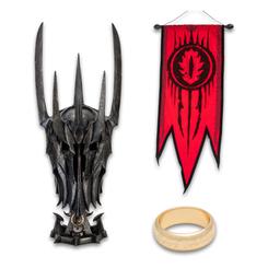Oscuridad que domina la sala desde el primer vistazo. Esta réplica 1:1 del Casco de Guerra de Sauron impone con sus 76 cm de altura y un esculpido rico en grabados y aristas, realizada en poliresina