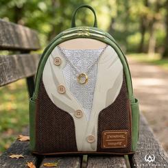 El brillo de la cota de mithril asoma como un secreto élfico bajo la ropa de viaje. Esta mochila mini Frodo Mithril Loungefly convierte uno de los símbolos más recordados de El Señor de los Anillos en una pieza práctica, compacta y muy reconocible