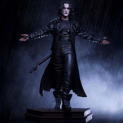 Atrévete a explorar la oscuridad con esta impresionante estatua de The Crow a escala 1:3, inspirada en la icónica película gótica de culto de 1994. Con una altura de 66 cm, 