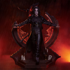 Déjate llevar por la oscuridad poética de The Crow con esta edición Deluxe de la estatua a escala 1:3, basada en la icónica película gótica de 1994. Con una altura imponente de 66 cm,