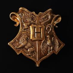 Convierte cualquier estancia en un rincón con personalidad propia con este escudo Hogwarts para pared, una pieza decorativa de gran presencia inspirada en el universo Harry Potter que transmite elegancia, nostalgia 