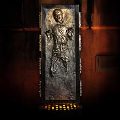 Conquista la galaxia con esta imponente réplica de Han Solo en carbonita. La estatua Life-Size Han Solo in Carbonite de 231 cm captura cada detalle del contrabandista congelado, exactamente como se mostró en El Imperio Contraataca.