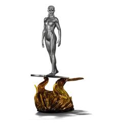 Pura energía cósmica en tu vitrina. La Fantastic Four Estatua 1/10 Art Scale Silver Surfer 27 cm irradia presencia con su acabado metálico y una pose icónica sobre la tabla, capturando al heraldo de Marvel 
