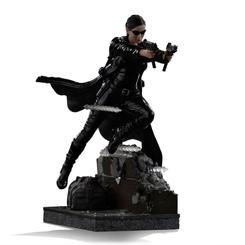 Impacto visual directo en tu vitrina: Trinity irrumpe en plena acción con The Matrix Estatua 1/10 Art Scale Trinity 22 cm, una pieza de colección con licencia oficial elaborada en poliresina que captura la elegancia del traje negro