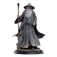 Bajo su sombrero de ala ancha y su aspecto austero, esta estatua Gandalf el Gris convierte uno de los momentos más recordados de la Tierra Media en una pieza de colección con gran presencia visual.