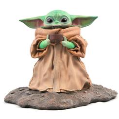 Un pequeño aliado de la Fuerza cobra vida con la estatua Premier Collection “The Child Soup” de The Mandalorian, una pieza de 17 cm de altura esculpida en poliresina de alta calidad que captura cada arruga en su túnica