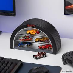 Un elegante expositor con luz integrada que transforma tu colección de Hot Wheels en un auténtico show automovilístico. Su armazón exterior imita una rueda de neumático y alberga tres baldas 