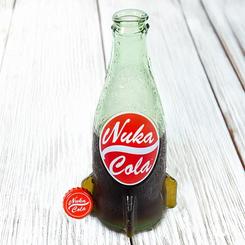 ¡Revive la nostalgia postapocalíptica con la Réplica de Botella de Vidrio Nuka-Cola Clear de Fallout! Este set de exhibición es un must-have para los fans de la saga Fallout, permitiéndote recrear la icónica bebida gaseosa