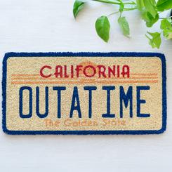 Dale la bienvenida al futuro con estilo con el felpudo Regreso al Futuro "California OUTATIME". Este felpudo no solo es funcional, sino que también es una declaración de tu amor por esta icónica película. 