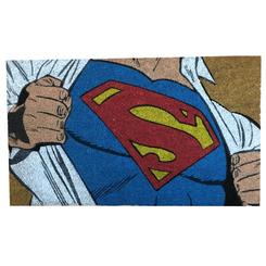 La presencia heroica se hace notar desde el umbral con este felpudo de fibra de coco inspirado en Clark Kent, que revela el emblema de Superman al apartar discretamente el traje civil. 