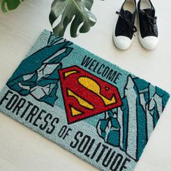 Transforma la entrada de tu hogar en un homenaje a uno de los superhéroes más icónicos con este felpudo de DC Comics inspirado en Superman. Fabricado en resistente fibra de coco