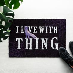 Tu puerta ya tiene nuevo guardián: el felpudo Wednesday Miércoles Addams luce el mensaje “I live with Thing” con telarañas moradas y la icónica mano que arranca una sonrisa a cualquiera que cruce el umbral. 