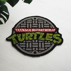 El Felpudo Tortugas Ninja es la forma perfecta de dar la bienvenida a tu hogar con el espíritu de los héroes más icónicos de las alcantarillas. Fabricado en fibra de coco resistente y con una base de PVC antideslizante