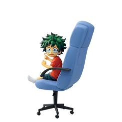 Una silla azul, unas lágrimas congeladas y una sonrisa nerviosa bastan para reconocer la figura Ichibansho Izuku My Hero Academia. Esta figura Ichibansho Izuku The Story Of How He Became The Greatest Hero condensa una escena íntima antes del gran destino