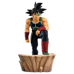 Bardock aparece sobre la roca como si acabara de aterrizar antes de una batalla imposible. La figura Bardock Spirit Of The Saiyan aprovecha sus 25 cm para imponer carácter, altura y una presencia escénica muy superior a la de una figura básica.