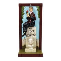 Al añadir la figura de George's Widow a tu colección, traerás el encanto fantasmal de The Haunted Mansion a tu hogar. Esta pieza, con una altura de 20 cm, está diseñada para fascinar