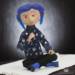 Sumérgete en el fascinante mundo de Coraline con la figura articulada Coraline in Star Sweater, que mide 18 cm. Basada en la exitosa novela de Neil Gaiman y la película de animación en stop-motion de LAIKA, 