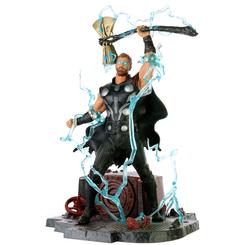 Una explosión de poder divino emerge de este diorama de Thor, donde el Dios del Trueno se alza imponente sobre un terreno arrasado por la batalla con su icónica armadura negra y plateada prendida 