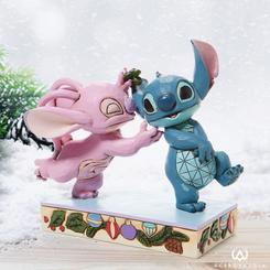 Figura de Angel y Stitch debajo del muérdago para celebrar la Navidad. Esta preciosa figura tiene una altura aproximada de 15 cm., donde se ha mezclado la magia de las figuras de Walt Disney 