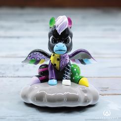 ¡Descubre la cautivadora Figura Angry Pegasus Mini! Inspirado en el inolvidable clásico de Walt Disney, Fantasía, el pequeño Pegaso negro luce un poco menos gruñón cuando es reinterpretado en el vibrante estilo pop art de Romero Britto.