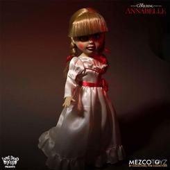 Annabelle cobra vida con escalofriante realismo en esta muñeca Living Dead Dolls de 25 cm, vestida con un vaporoso vestido de seda auténtico y ribetes rojos que contrastan con su tez pálida.