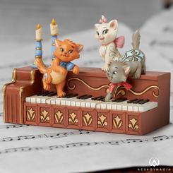 Los traviesos y adorables gatitos de Los Aristogatos están listos para tocar una melodía en esta encantadora figura "Paws at Play". Berlioz, Marie y Toulouse se posan con gracia sobre un piano