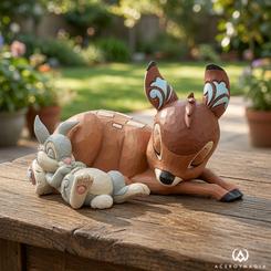 Hay piezas que no necesitan imponerse para llamar la atención; esta figura Disney Traditions Bambi y Tambor lo consigue desde la calma. La escena muestra a Bambi y Tambor dormidos uno junto al otro, una imagen pequeña, tierna 