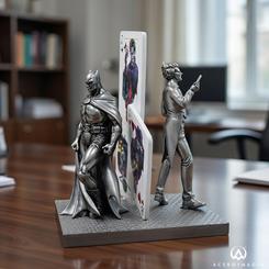 Duelo eterno en tu estantería: esta figura Batman & Joker Stack of Cards captura a los dos iconos de DC Comics en poses tensas frente a una baraja que simboliza el equilibrio entre caos y orden,